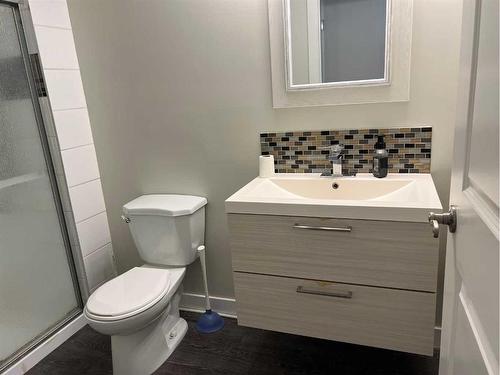 #-220 Canyon Boulevard West, Lethbridge, AB - Indoor Photo Showing Bathroom