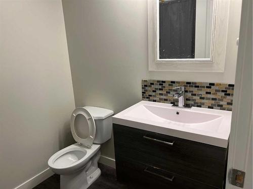 #-220 Canyon Boulevard West, Lethbridge, AB - Indoor Photo Showing Bathroom