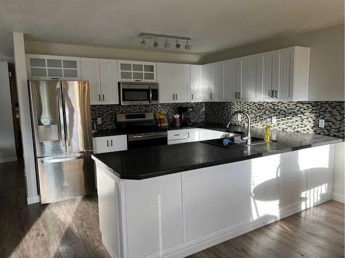 #-220 Canyon Boulevard West, Lethbridge, AB - Indoor Photo Showing Kitchen With Double Sink