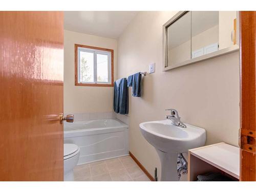 119 Milnes Street, Nobleford, AB - Indoor Photo Showing Bathroom