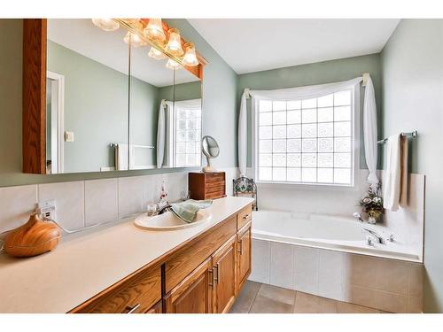 216 Canyon Terrace West, Lethbridge, AB - Indoor Photo Showing Bathroom