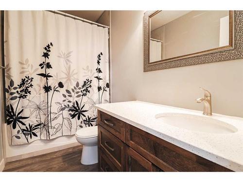50 Stonegate Village East, Raymond, AB - Indoor Photo Showing Bathroom