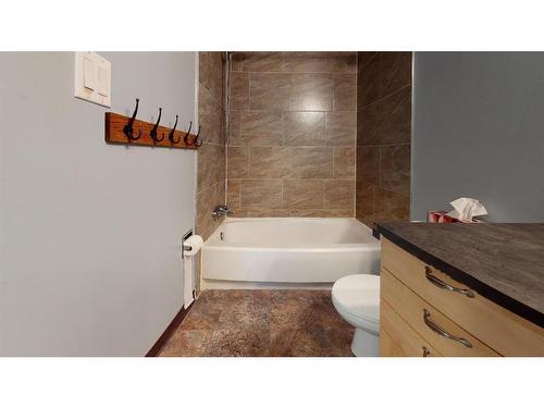 105-401 Columbia Boulevard West, Lethbridge, AB - Indoor Photo Showing Bathroom
