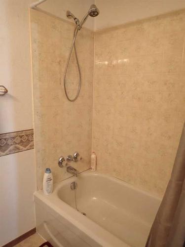 4505 Haven Place, Taber, AB - Indoor Photo Showing Bathroom