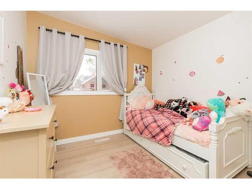 1135 23 Street North, Lethbridge, AB - Indoor Photo Showing Bedroom