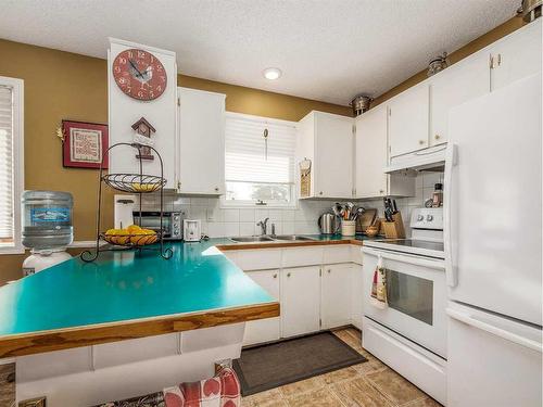 1007 21 Avenue, Coaldale, AB - Indoor Photo Showing Kitchen With Double Sink