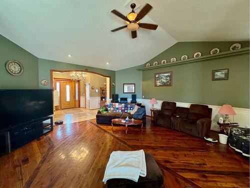 282041 Twp Rd 113, Claresholm, AB - Indoor Photo Showing Living Room