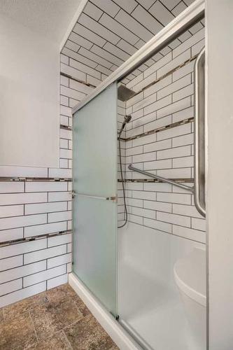 1276 5 Avenue South, Lethbridge, AB - Indoor Photo Showing Bathroom