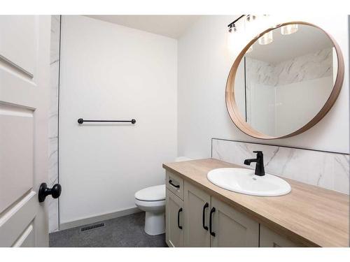754 Riverhills Landing West, Lethbridge, AB - Indoor Photo Showing Bathroom