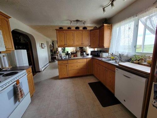 63064 Hwy 846, Stirling, AB - Indoor Photo Showing Kitchen