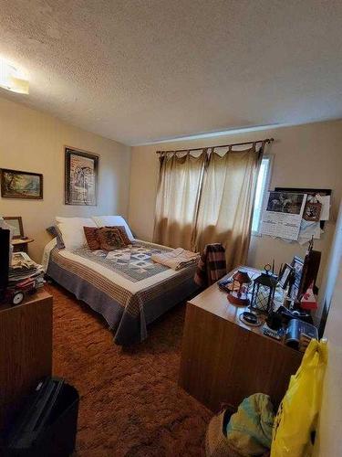 63064 Hwy 846, Stirling, AB - Indoor Photo Showing Bedroom