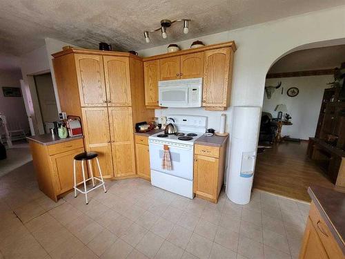 63064 Hwy 846, Stirling, AB - Indoor Photo Showing Kitchen