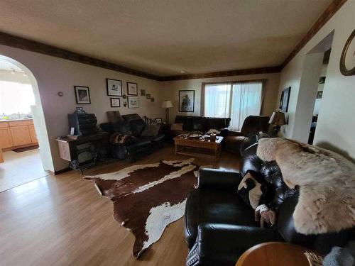 63064 Hwy 846, Stirling, AB - Indoor Photo Showing Living Room
