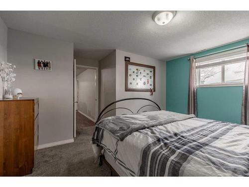 280025 Twp Rd 43, Rural Cardston County, AB - Indoor Photo Showing Bedroom