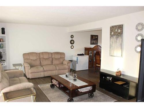 418 7 Street, Picture Butte, AB - Indoor Photo Showing Living Room