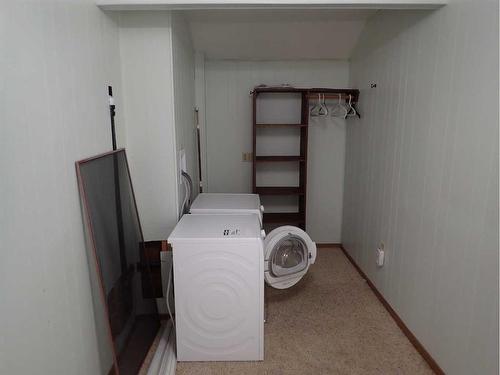 216 7 Street, Vauxhall, AB - Indoor Photo Showing Laundry Room