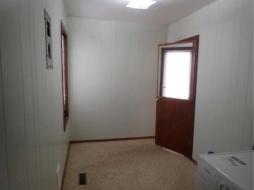 216 7 Street, Vauxhall, AB - Indoor Photo Showing Other Room