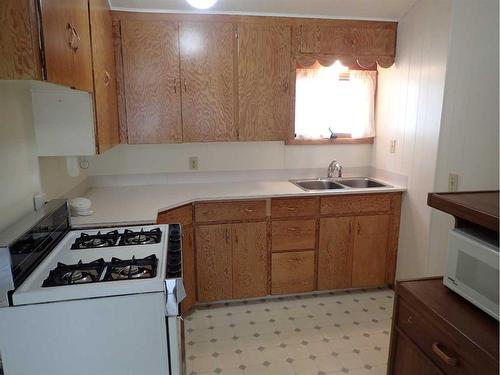 216 7 Street, Vauxhall, AB - Indoor Photo Showing Kitchen With Double Sink