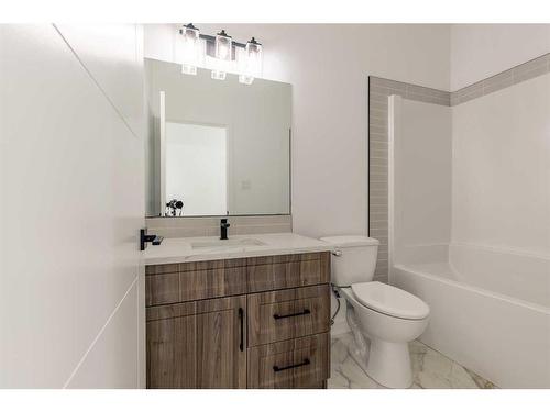 340 Rivergrove Chase West, Lethbridge, AB - Indoor Photo Showing Bathroom