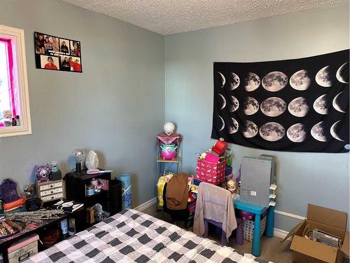 338 3 Street East, Cardston, AB - Indoor Photo Showing Bedroom