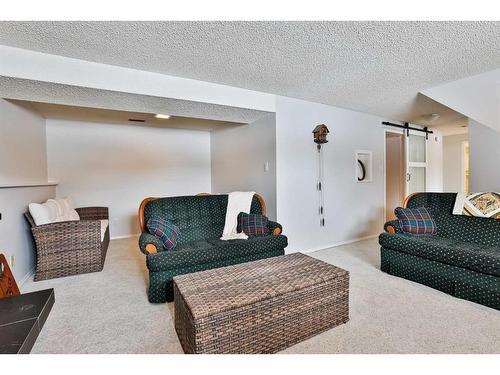 4603 55 Avenue, Taber, AB - Indoor Photo Showing Living Room