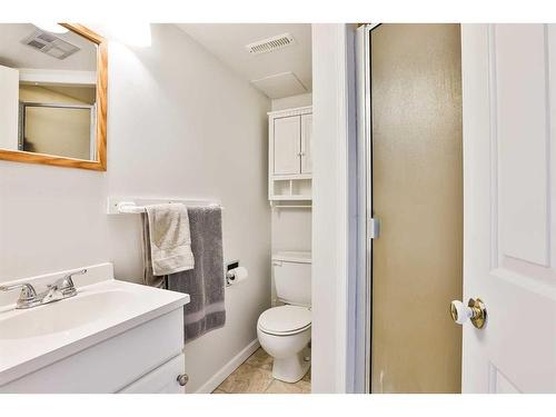 4603 55 Avenue, Taber, AB - Indoor Photo Showing Bathroom