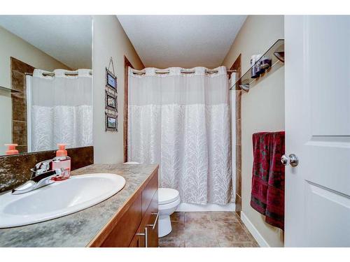 219 Rivermill Manor West, Lethbridge, AB - Indoor Photo Showing Bathroom