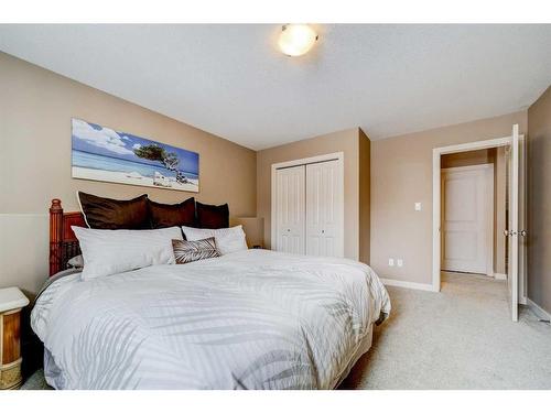 219 Rivermill Manor West, Lethbridge, AB - Indoor Photo Showing Bedroom