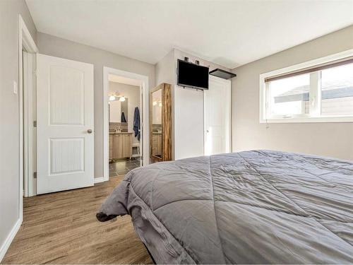 194 Eagle Rd North, Lethbridge, AB - Indoor Photo Showing Bedroom