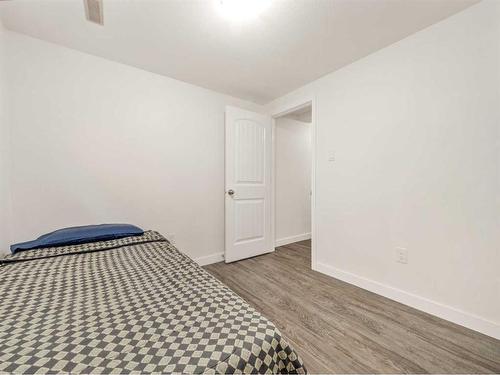194 Eagle Rd North, Lethbridge, AB - Indoor Photo Showing Bedroom