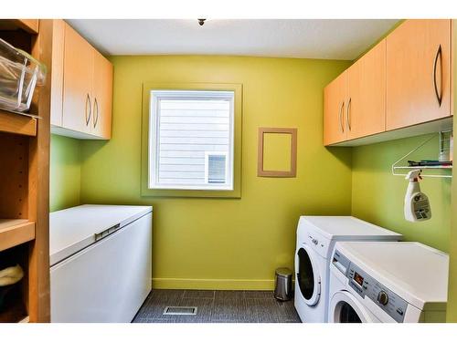297 Coachwood Point West, Lethbridge, AB - Indoor Photo Showing Laundry Room