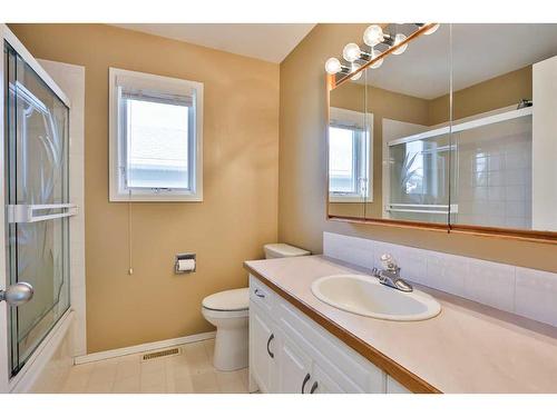 297 Coachwood Point West, Lethbridge, AB - Indoor Photo Showing Bathroom