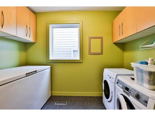 297 Coachwood Point West, Lethbridge, AB - Indoor Photo Showing Laundry Room