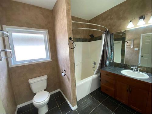 4218 56 Street, Taber, AB - Indoor Photo Showing Bathroom