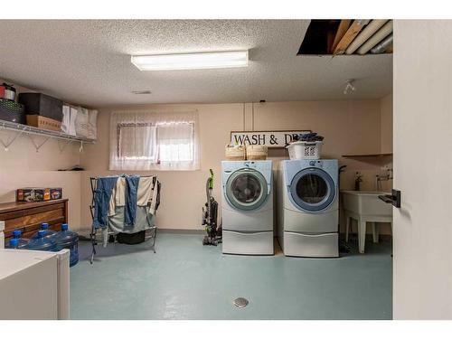 4513 Harvest Green, Taber, AB - Indoor Photo Showing Laundry Room