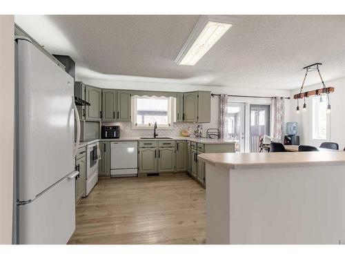 4513 Harvest Green, Taber, AB - Indoor Photo Showing Kitchen With Upgraded Kitchen
