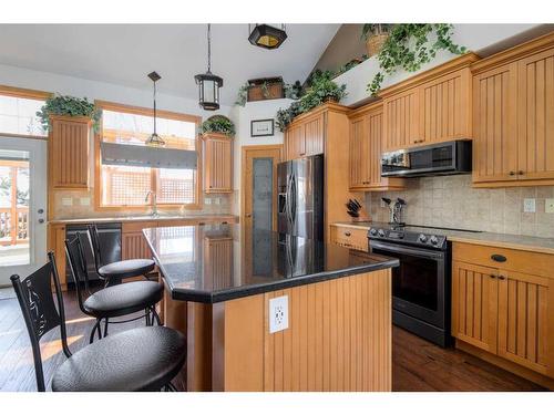 8 Canyoncrest Point West, Lethbridge, AB - Indoor Photo Showing Kitchen