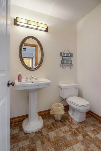 8 Canyoncrest Point West, Lethbridge, AB - Indoor Photo Showing Bathroom
