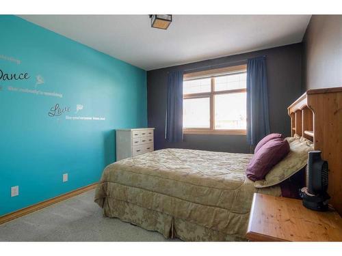 8 Canyoncrest Point West, Lethbridge, AB - Indoor Photo Showing Bedroom