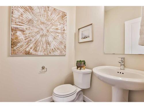 2-6 Riverford Close West, Lethbridge, AB - Indoor Photo Showing Bathroom