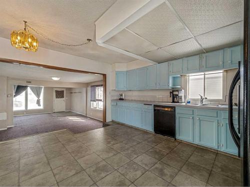 5048 44 Avenue, Taber, AB - Indoor Photo Showing Kitchen With Double Sink