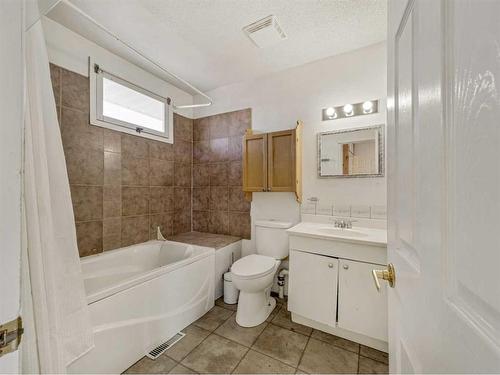 5048 44 Avenue, Taber, AB - Indoor Photo Showing Bathroom