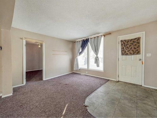 5048 44 Avenue, Taber, AB - Indoor Photo Showing Other Room