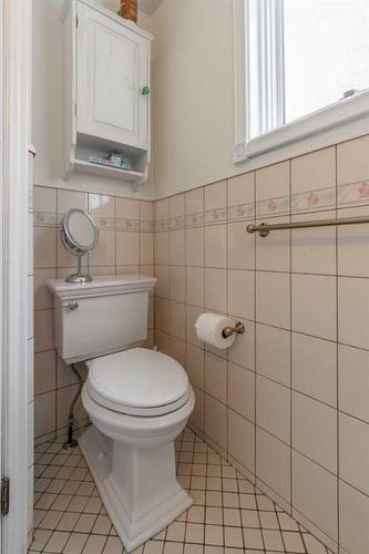 1310 7 Avenue South, Lethbridge, AB - Indoor Photo Showing Bathroom