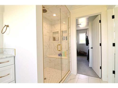 55 N 300 W, Raymond, AB - Indoor Photo Showing Bathroom