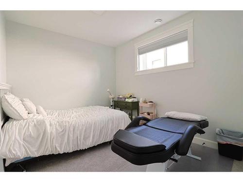 55 N 300 W, Raymond, AB - Indoor Photo Showing Bedroom