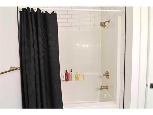 55 N 300 W, Raymond, AB - Indoor Photo Showing Bathroom