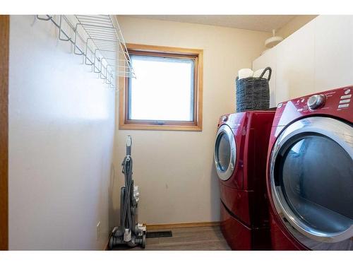333 Coachwood Point West, Lethbridge, AB - Indoor Photo Showing Laundry Room