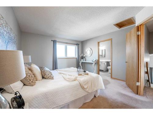333 Coachwood Point West, Lethbridge, AB - Indoor Photo Showing Bedroom