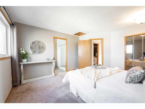 333 Coachwood Point West, Lethbridge, AB - Indoor Photo Showing Bedroom
